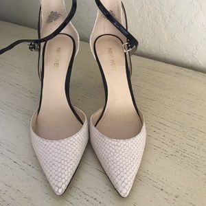 White and black Pumps